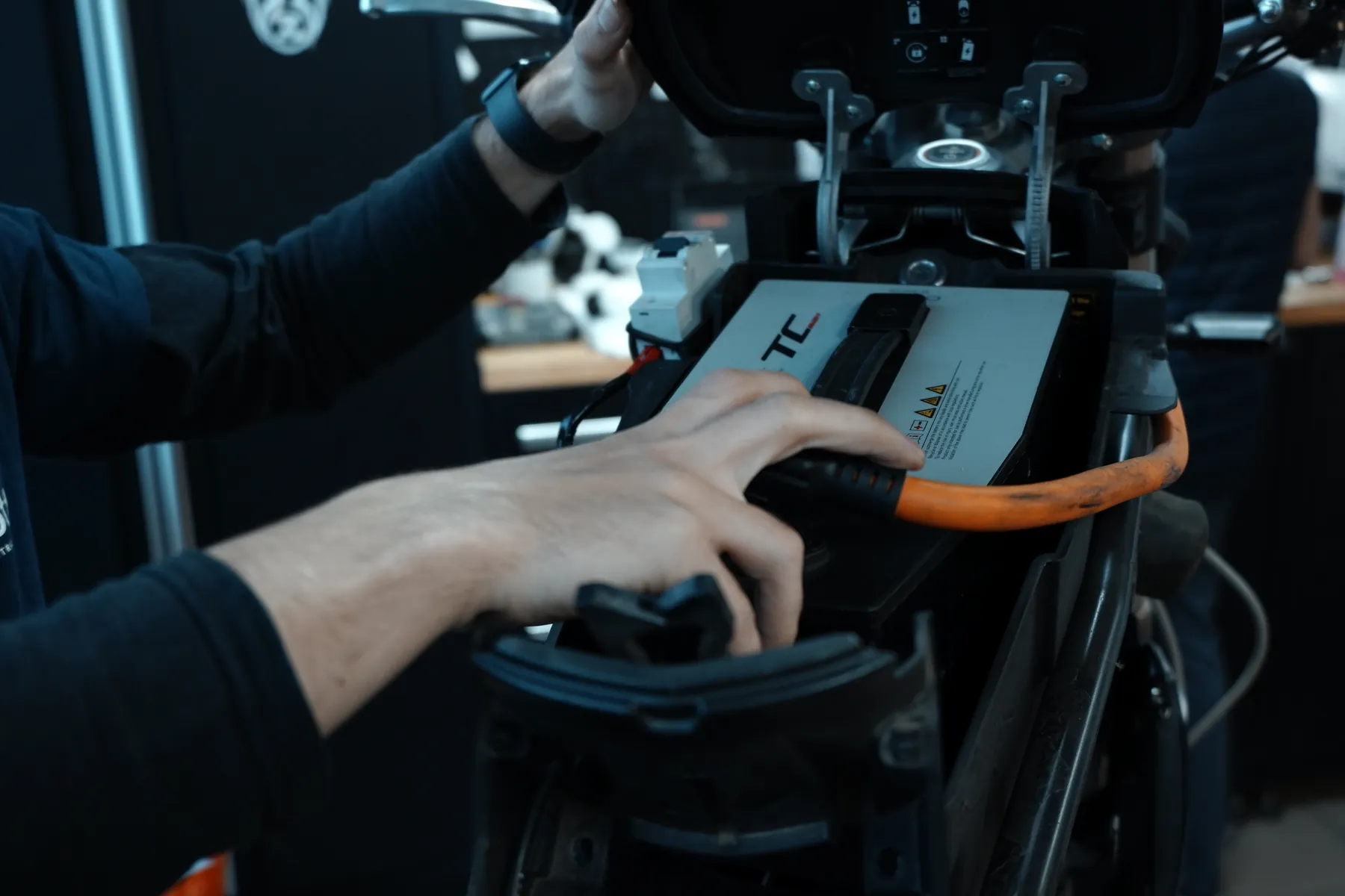 Contrôle de la batterie d’un scooter électrique dans l’atelier Ze Trott