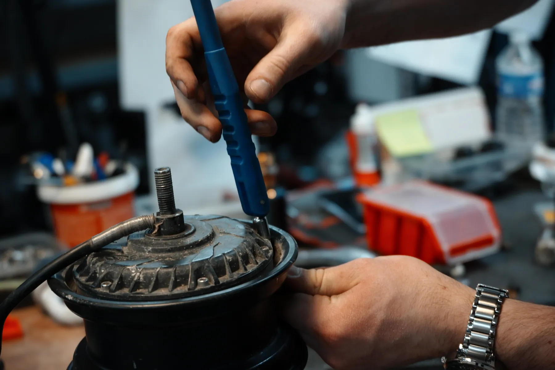 Contrôle précis d’un moteur électrique dans l’atelier Ze Trott à Agde