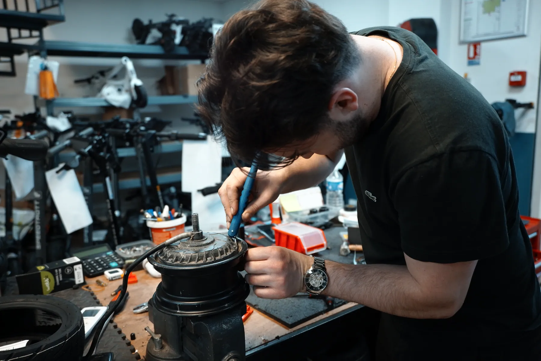 Technicien réparant le moteur d’un véhicule électrique à Agde