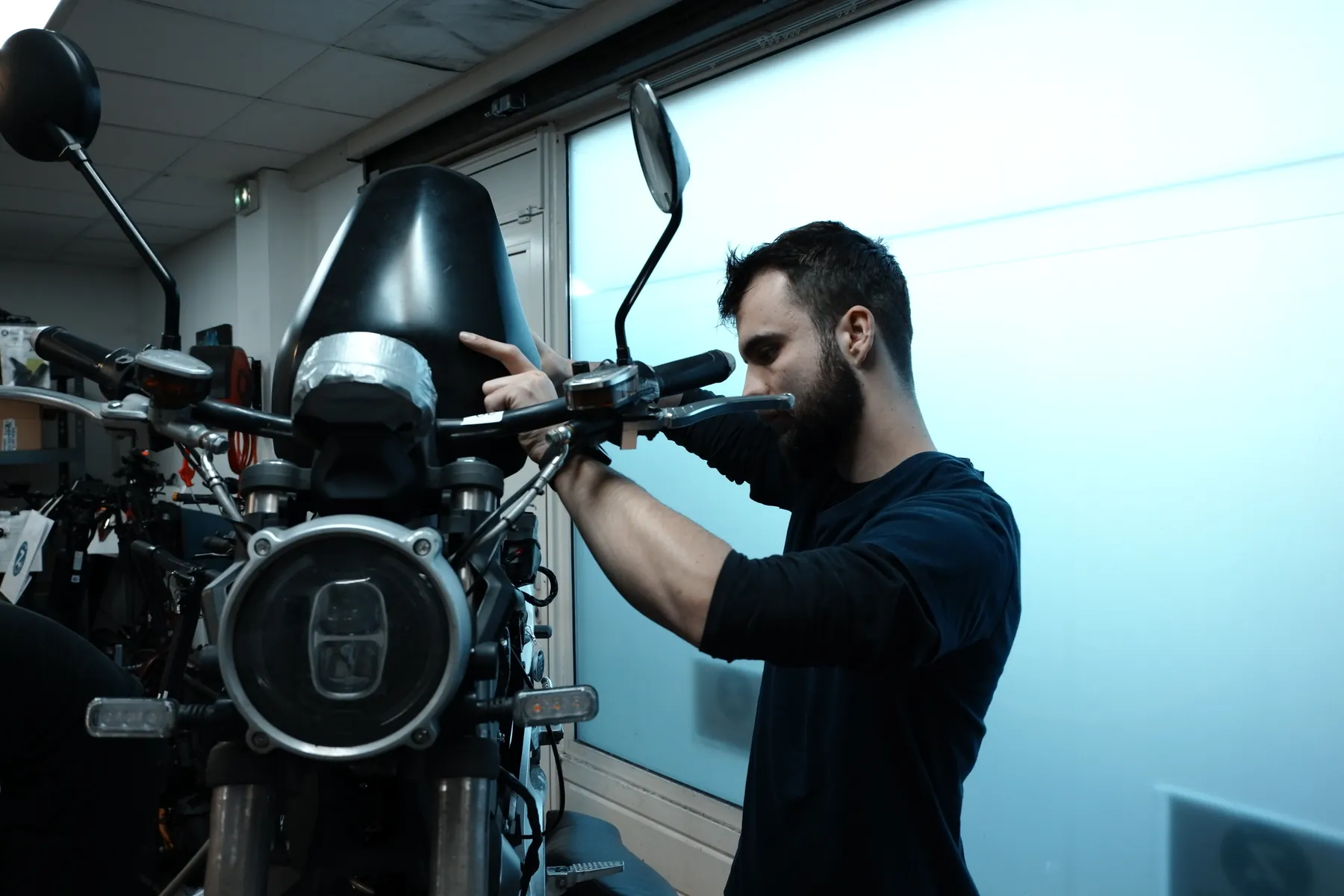 Technicien Ze Trott intervenant sur un scooter électrique dans l’atelier d’Agde